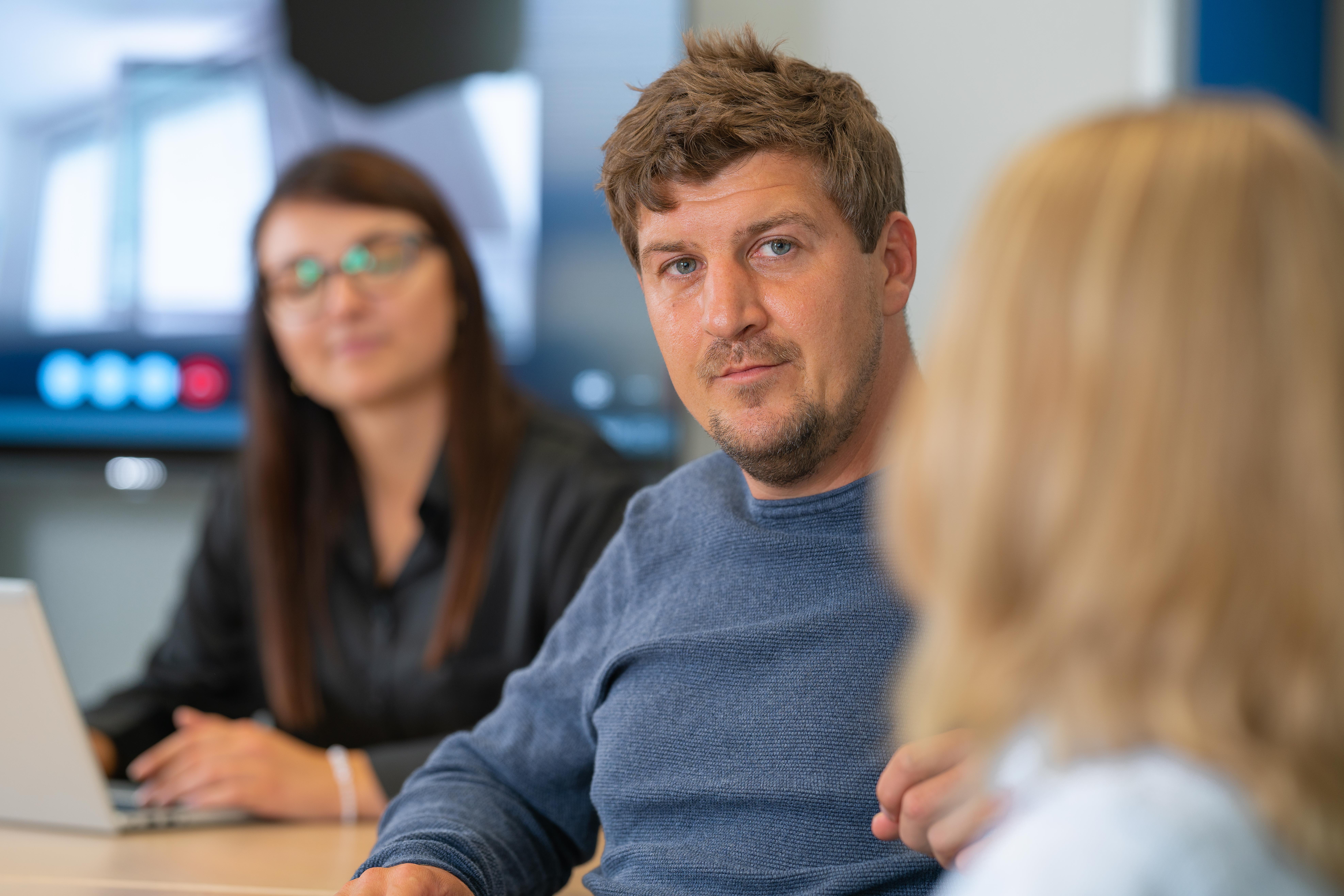 drei Kollegen in Besprechung