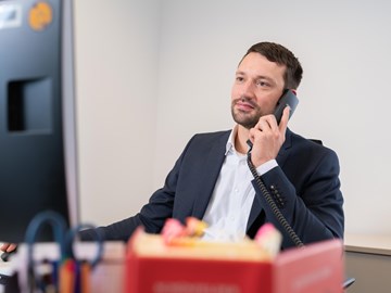 Mitarbeiter am Telefon Mitarbeiter am Telefon