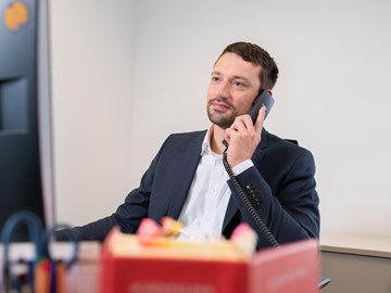 Mitarbeiter am Telefon Mitarbeiter am Telefon