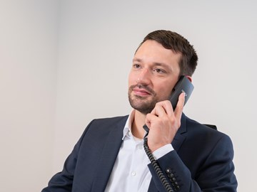 Mitarbeiter am Telefon Mitarbeiter am Telefon