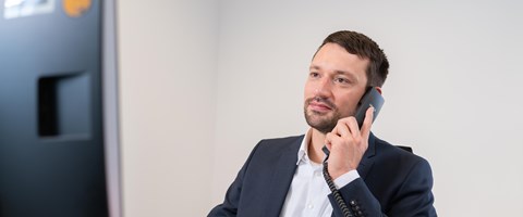 Mitarbeiter am Telefon Mitarbeiter am Telefon