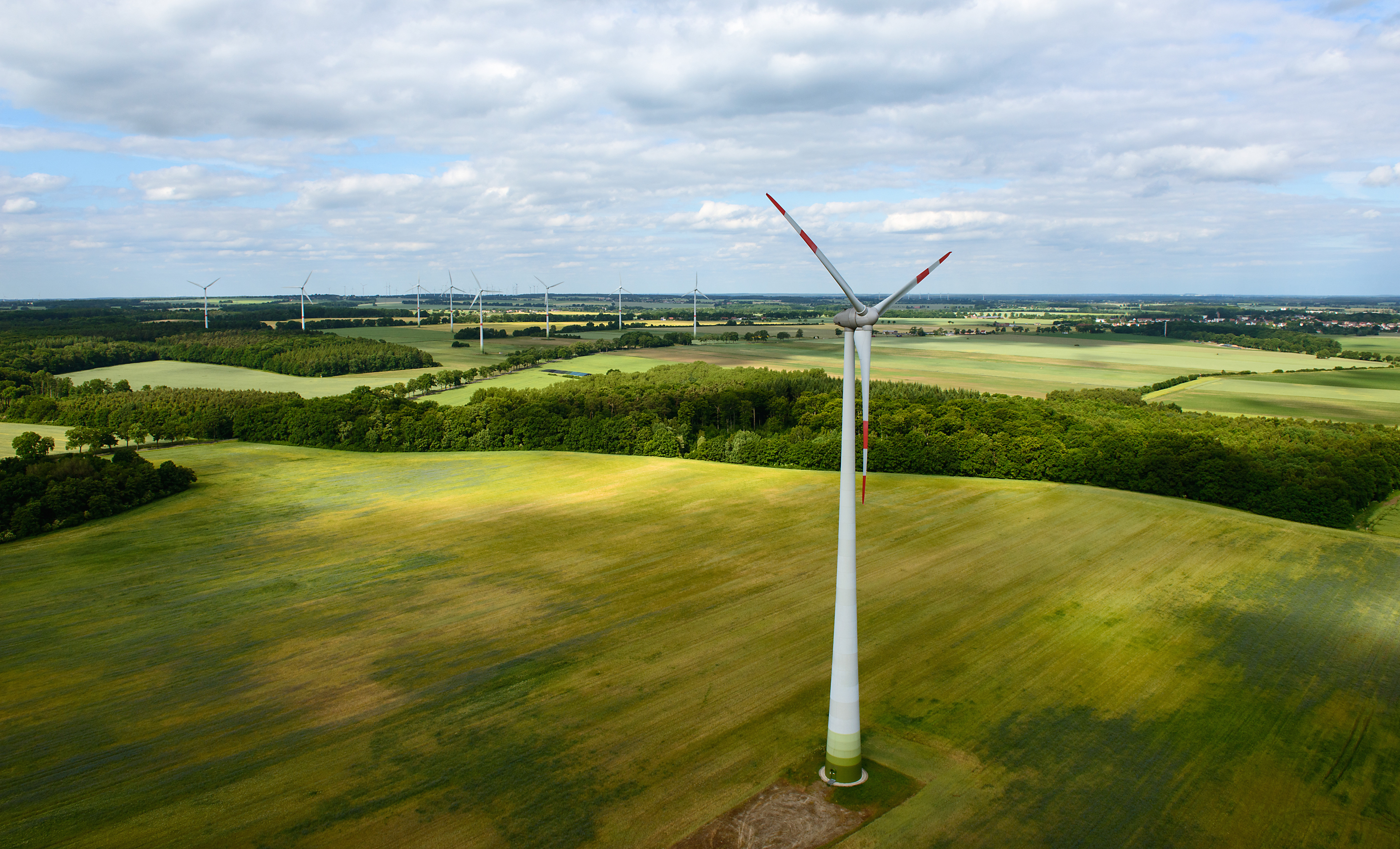 Panoramablick über den Windpark Frehne mit zahlreichen Windkrafträdern