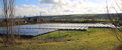 Die Photovoltaikanlage Reinsdorf auf einer grünen Freifläche im Licht der Sonne. Die Photovoltaikanlage Reinsdorf auf einer grünen Freifläche im Licht der Sonne.