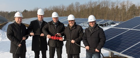 Fünf Männer nehmen symbolisch mithilfe eines Stromsteckers den Solarpark Guben in Betrieb. Fünf Männer nehmen symbolisch mithilfe eines Stromsteckers den Solarpark Guben in Betrieb.