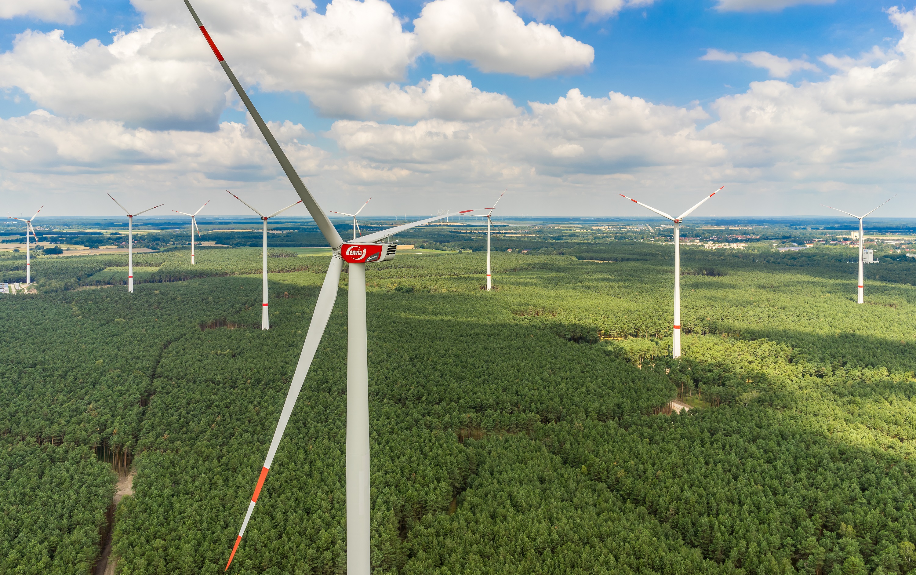 Der Windpark Kolkwitz aus der Vogelperspektive aufgenommen mit einer Drohne.