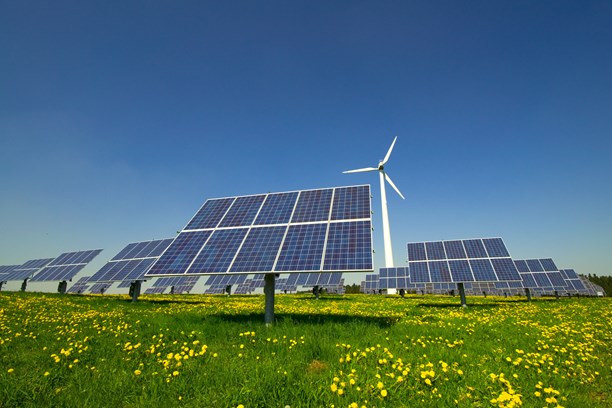 Teile von Wind- und Solaranlagen symbolisieren das Angebot für eine Wind- oder Solar-Partnerschaft mit envia THERM Teile von Wind- und Solaranlagen symbolisieren das Angebot für eine Wind- oder Solar-Partnerschaft mit envia THERM