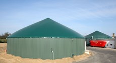 Nahaufnahme von zwei Fermentern mit den typischen grünen Foliendächern der Biogasanlage Löbnitz Nahaufnahme von zwei Fermentern mit den typischen grünen Foliendächern der Biogasanlage Löbnitz