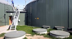 Mitarbeiter überprüft eine Anzeige auf dem Dach eines Fermenters der Biogasanlage Vockerode Mitarbeiter überprüft eine Anzeige auf dem Dach eines Fermenters der Biogasanlage Vockerode