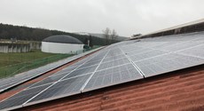 PVA-Bobenneukirchen Ost-Dach Nahaufnahme der PV-Dachanlage Bobenneukirchen mit Biogasanlage im Hintergrund
