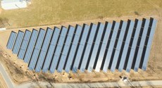 PVA Moßbach Luftbildaufnahme der PV-Freiflächenanlage Moßbach mit funkelnden PV-Modulen im Sonnenschein