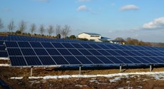 PVA Wittstock Nahaufnahme der PV-Freiflächenanlage Wittstock vor blauem Himmel mit letzten Schneeresten