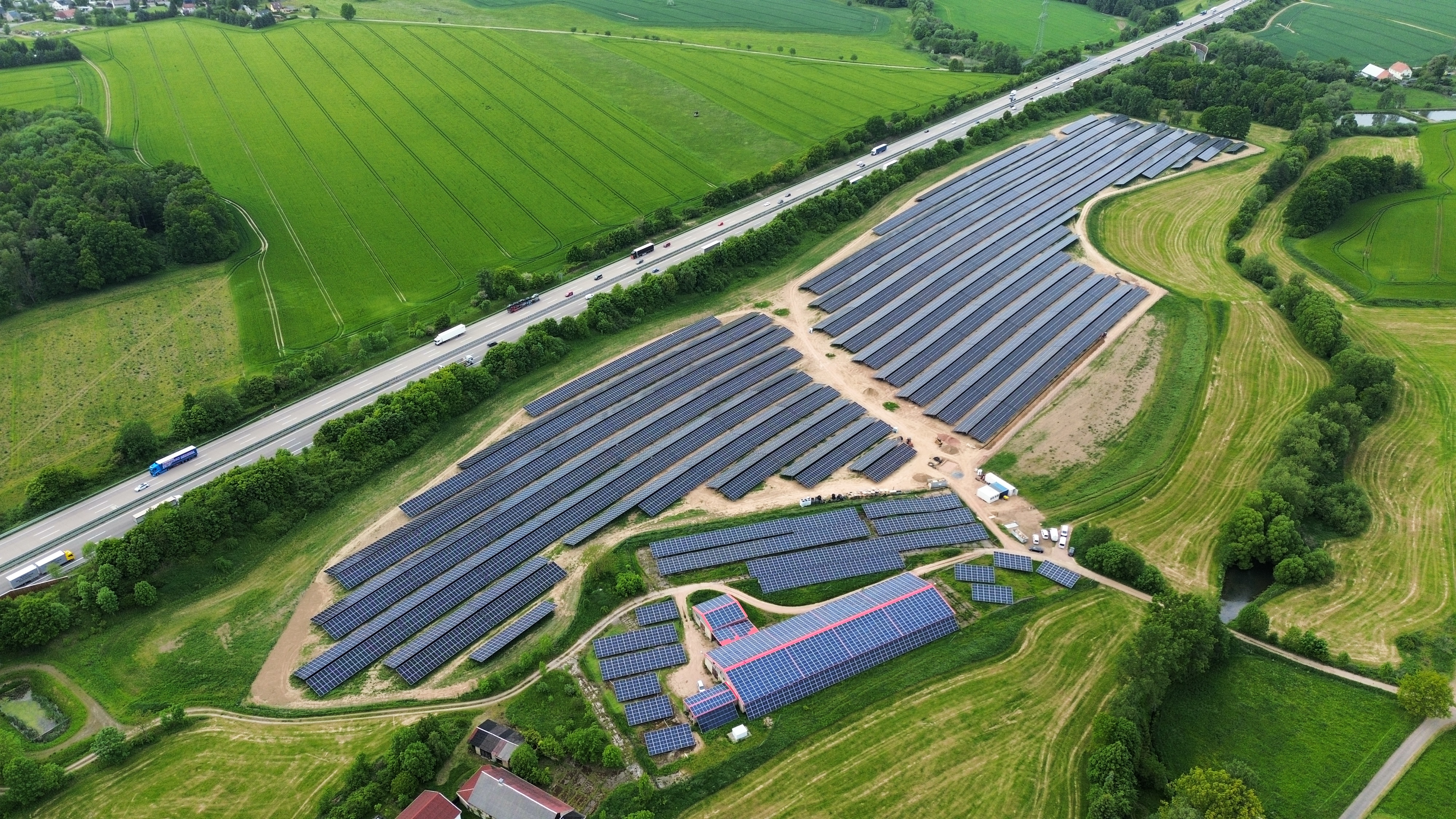 Luftaufnahme des Solarparks Frankenberg an der Autobahn A14