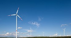Panoramablick auf den Windpark Briesensee bei strahlend blauem Himmel Panoramablick auf den Windpark Briesensee bei strahlend blauem Himmel