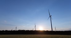 Panoramablick auf den Windpark Eichow II bei untergehender Sonne Panoramablick auf den Windpark Eichow II bei untergehender Sonne