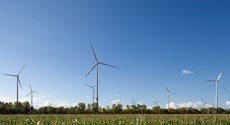 Panoramablick auf den Windpark Hochheim bei strahlend blauem Himmel Panoramablick auf den Windpark Hochheim bei strahlend blauem Himmel