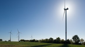 Im Windpark Kirchheilingen verdeckt die Spitze eines der Windkrafträder genau die Sonne, so dass ein Schimmereffekt entsteht Im Windpark Kirchheilingen verdeckt die Spitze eines der Windkrafträder genau die Sonne, so dass ein Schimmereffekt entsteht