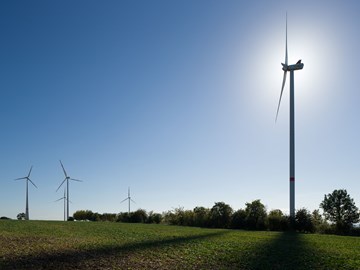 Im Windpark Kirchheilingen verdeckt die Spitze eines der Windkrafträder genau die Sonne, so dass ein Schimmereffekt entsteht Im Windpark Kirchheilingen verdeckt die Spitze eines der Windkrafträder genau die Sonne, so dass ein Schimmereffekt entsteht