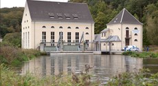 Blick über die Wasserfläche auf die Gebäude der Wasserkraftanlage Waldenburg Blick über die Wasserfläche auf die Gebäude der Wasserkraftanlage Waldenburg
