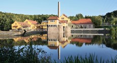 Panoramablick über die Wasserfläche auf die von der Sonne angestrahlten Gebäude der Wasserkraftanlage Mittweida Panoramablick über die Wasserfläche auf die von der Sonne angestrahlten Gebäude der Wasserkraftanlage Mittweida
