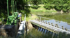 Blick auf den Wassereinlauf und grüne Absperrvorrichtungen der Wasserkraftanlage Silberwäsche Blick auf den Wassereinlauf und grüne Absperrvorrichtungen der Wasserkraftanlage Silberwäsche