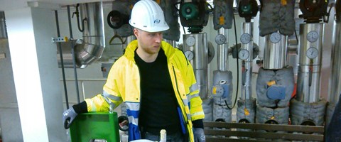 envia THERM-Mitarbeiter begutachtet ein grünes Anlagenteil im BHKW Ballenstedt envia THERM-Mitarbeiter begutachtet ein grünes Anlagenteil im BHKW Ballenstedt