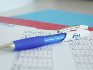 Kugelschreiber mit envia THERM-Logo liegt auf Blatt mit Tabellen Kugelschreiber mit envia THERM-Logo liegt auf Blatt mit Tabellen