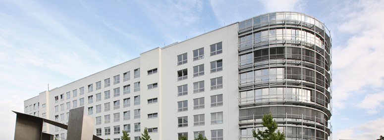 Das Verwaltungsgebäude der envia THERM GmbH in Halle mit der auffälligen runden Verglasung Das Verwaltungsgebäude der envia THERM GmbH in Halle mit der auffälligen runden Verglasung