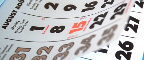 Nahaufnahme der Monatsübersicht eines Kalenders Nahaufnahme der Monatsübersicht eines Kalenders