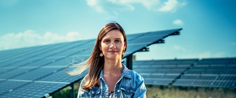 Mitarbeiterin in einem Solarpark der envia THERM Mitarbeiterin in einem Solarpark der envia THERM