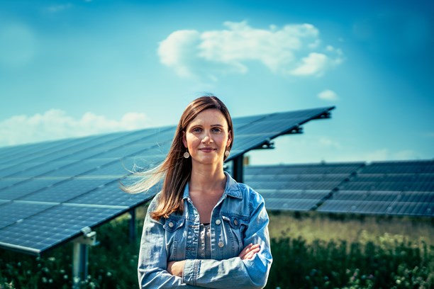 Mitarbeiterin in einem Solarpark der envia THERM Mitarbeiterin in einem Solarpark der envia THERM