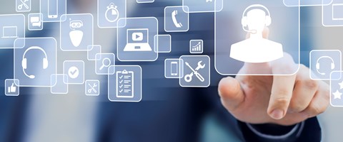 Service & Support Das Bild zeigt eine Person in einem Anzug, die mit schwebenden Symbolen interagiert, die verschiedene Dienste und Werkzeuge darstellen. Die Hand der Person ist ausgestreckt und berührt das Symbol mit einem Headset.